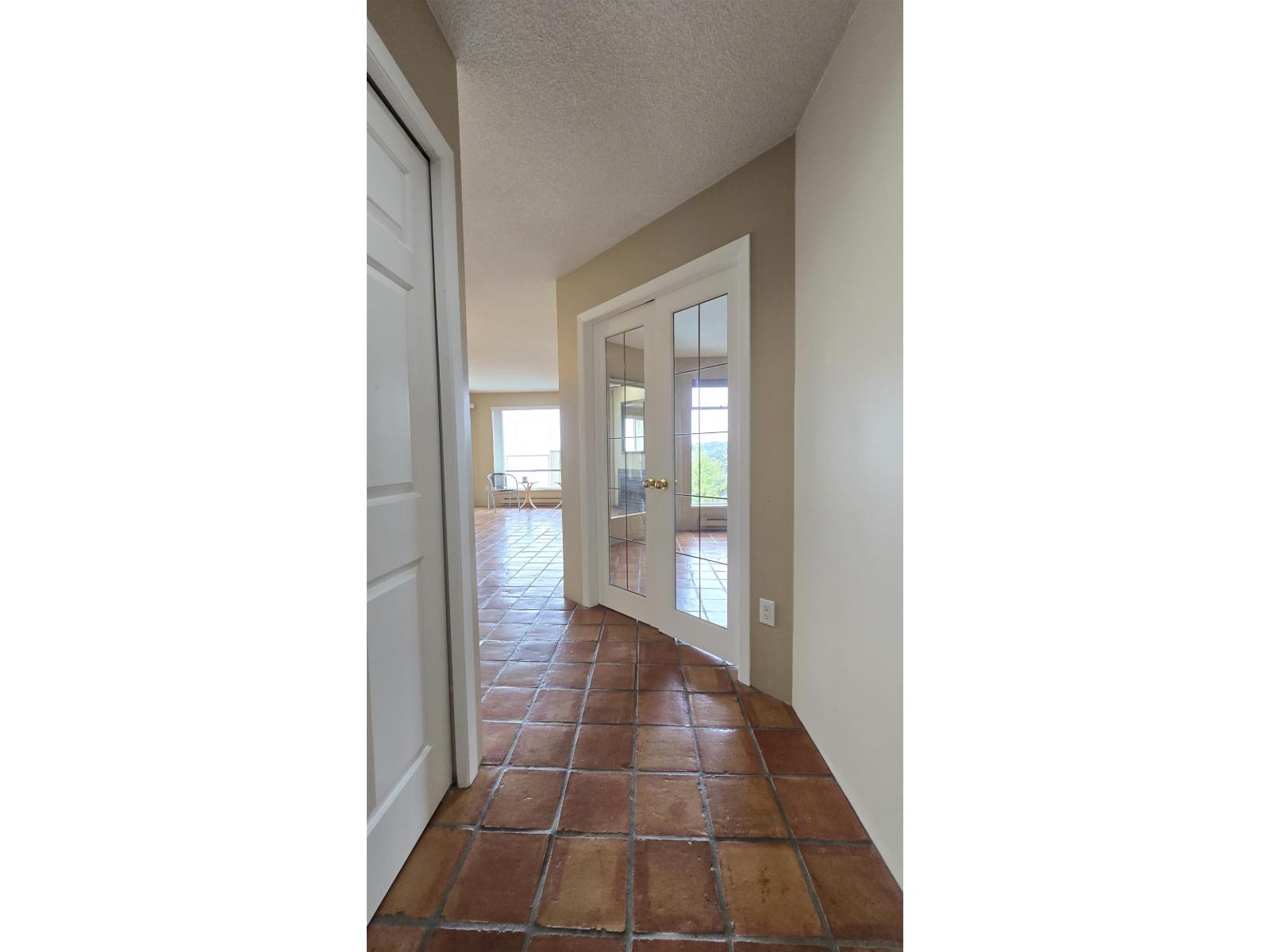 401 15025 Victoria Avenue Property Photo 27