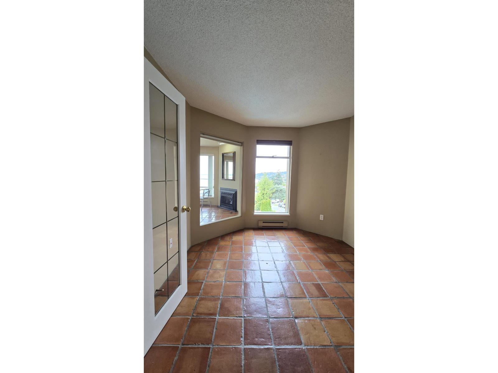 401 15025 Victoria Avenue Property Photo 28