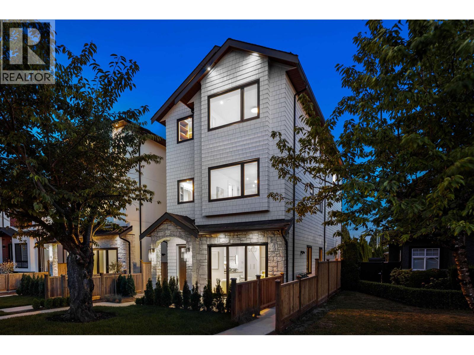 2 6682 Napier Street Photo de la propriété 1