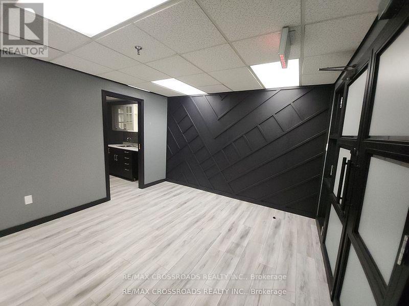 Lla - 50 Dunlop Street E Property Photo 14