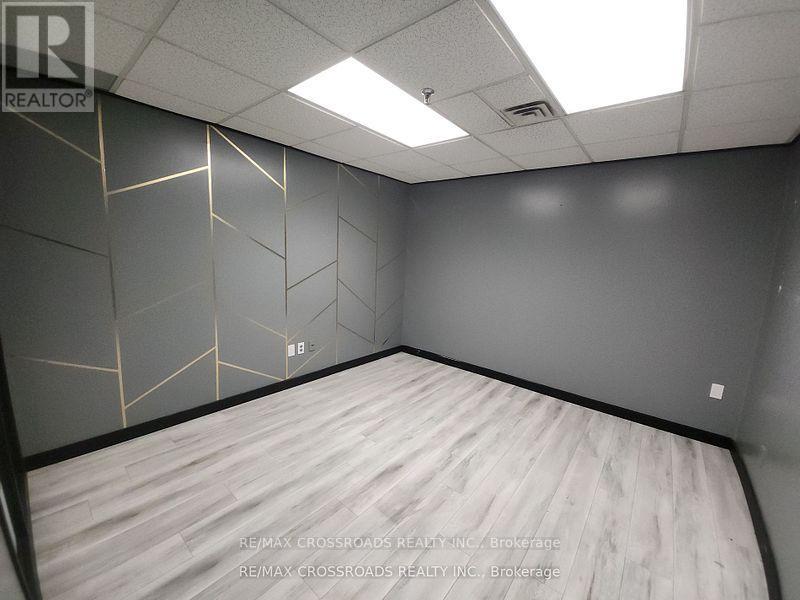 Lla - 50 Dunlop Street E Property Photo 23