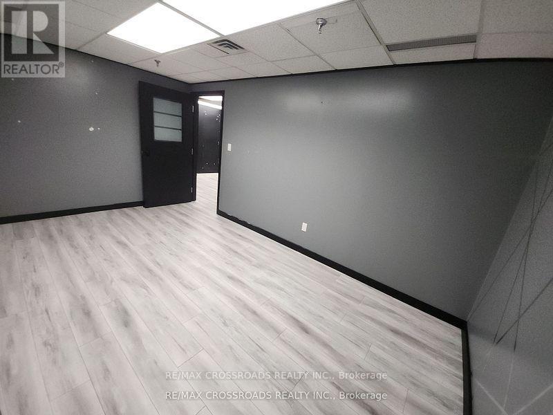 Lla - 50 Dunlop Street E Property Photo 27