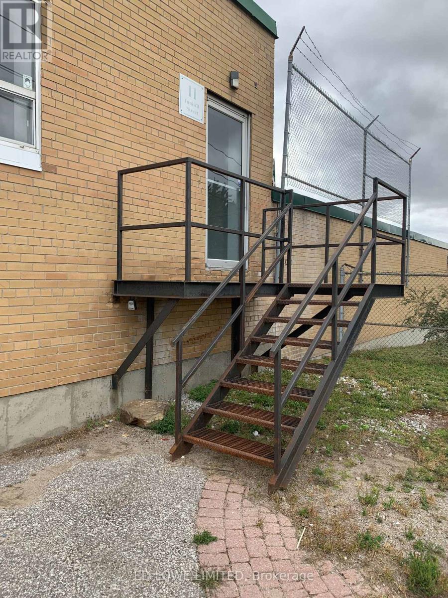 940 - 11 Innisfil Street Property Photo 3