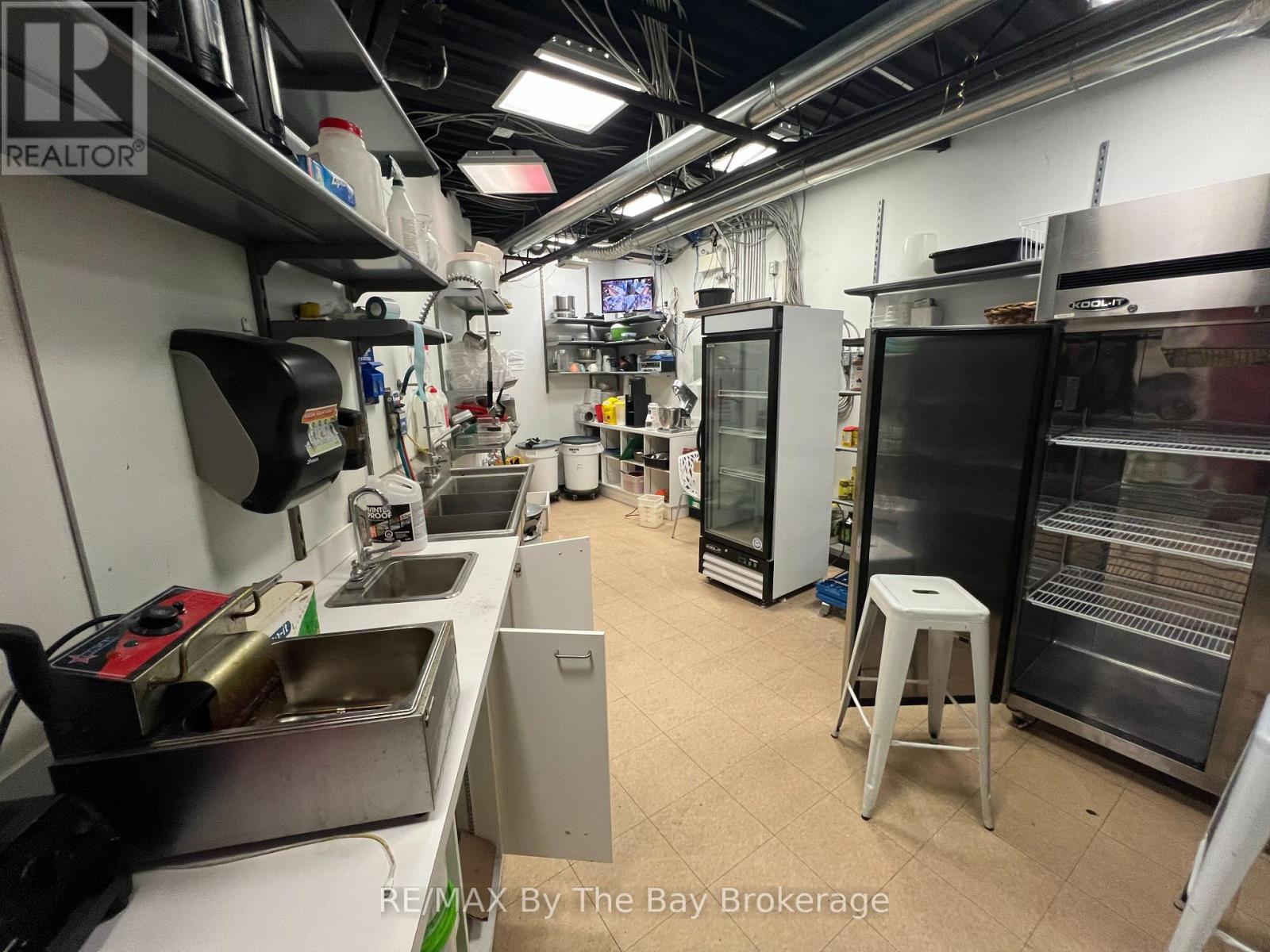 Unit B - 10 Main Street W Property Photo 17