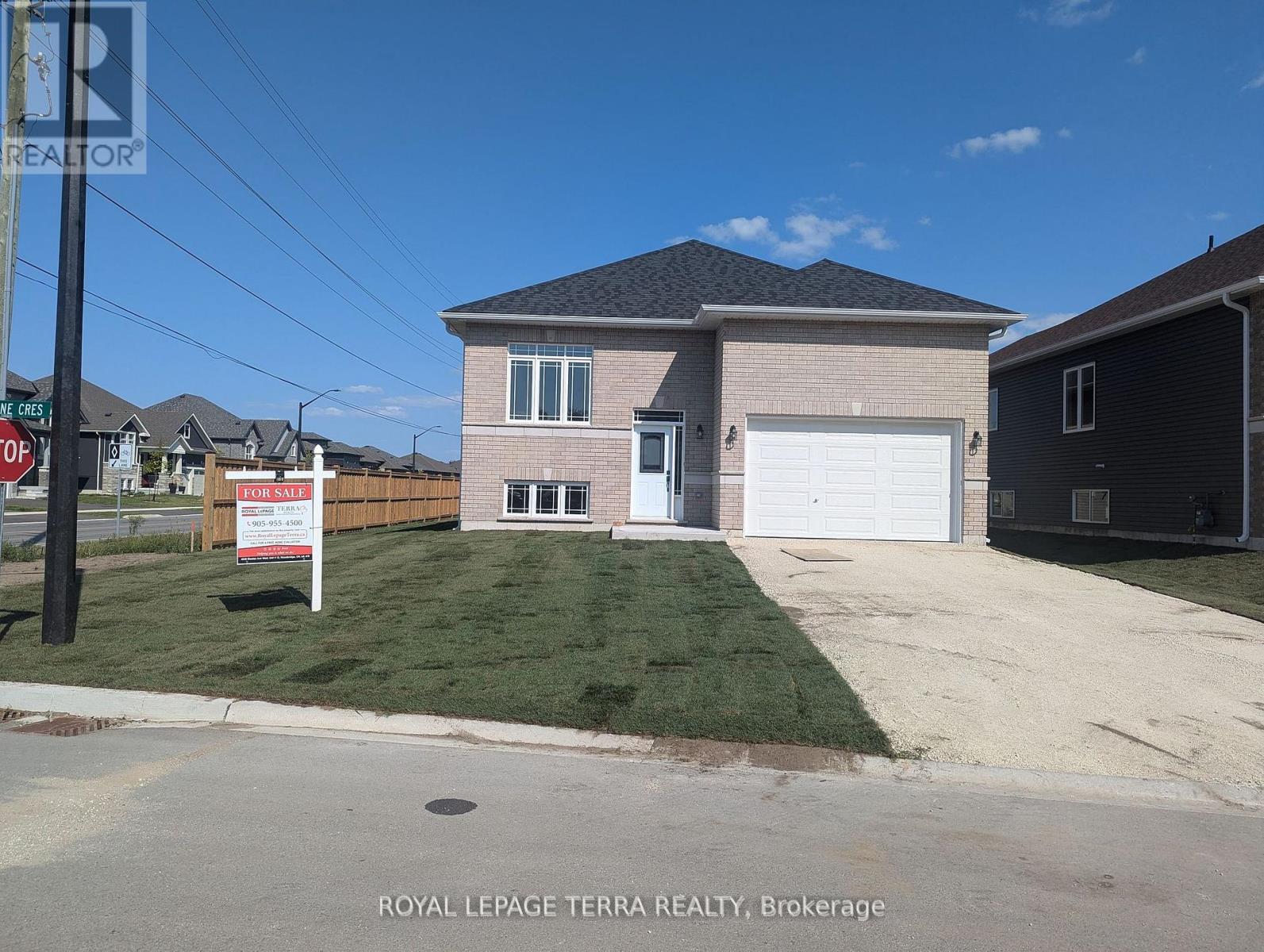 2 Joanne Crescent N Property Photo 1