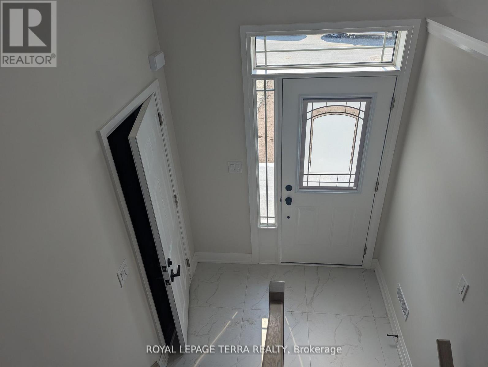 2 Joanne Crescent N Property Photo 2