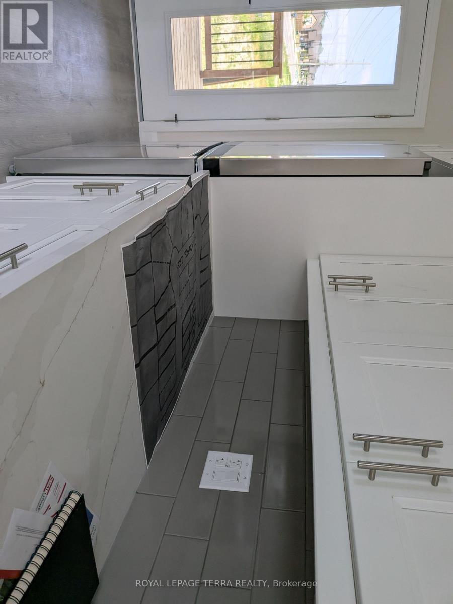 2 Joanne Crescent N Property Photo 5