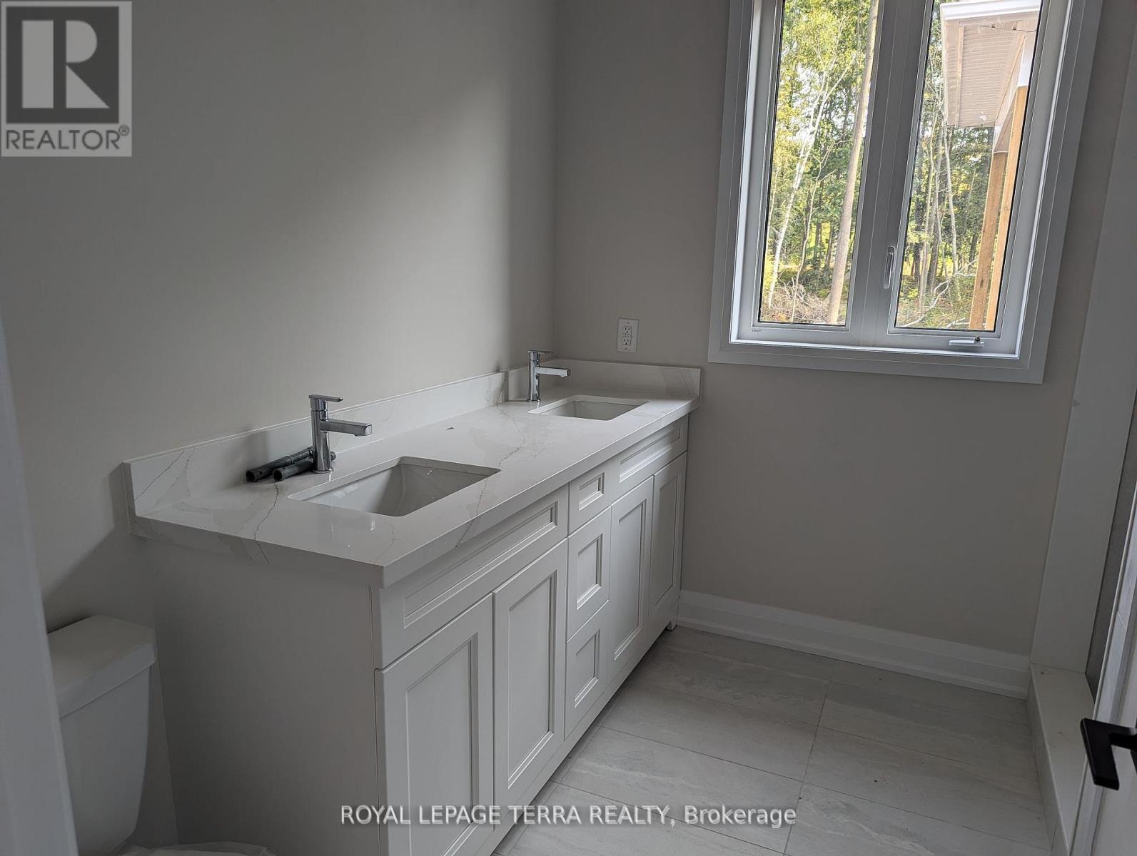 2 Joanne Crescent N Property Photo 19
