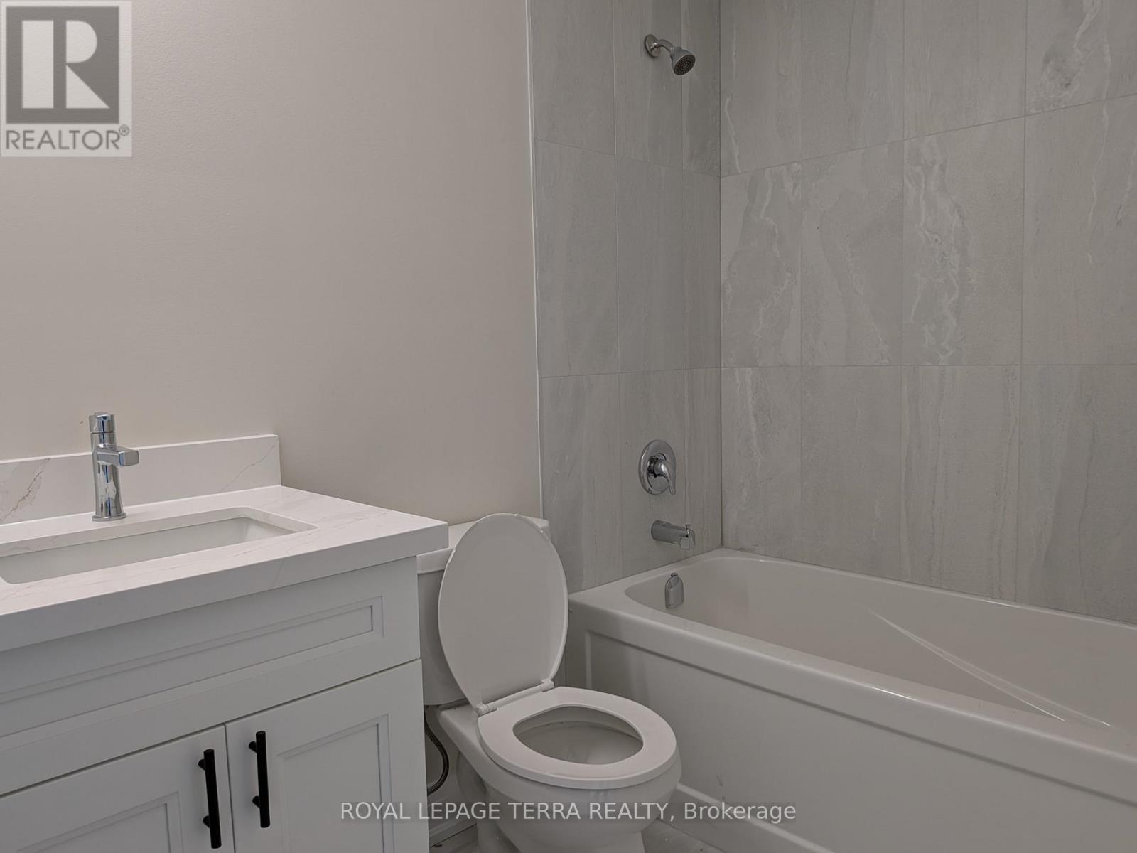 2 Joanne Crescent N Property Photo 27