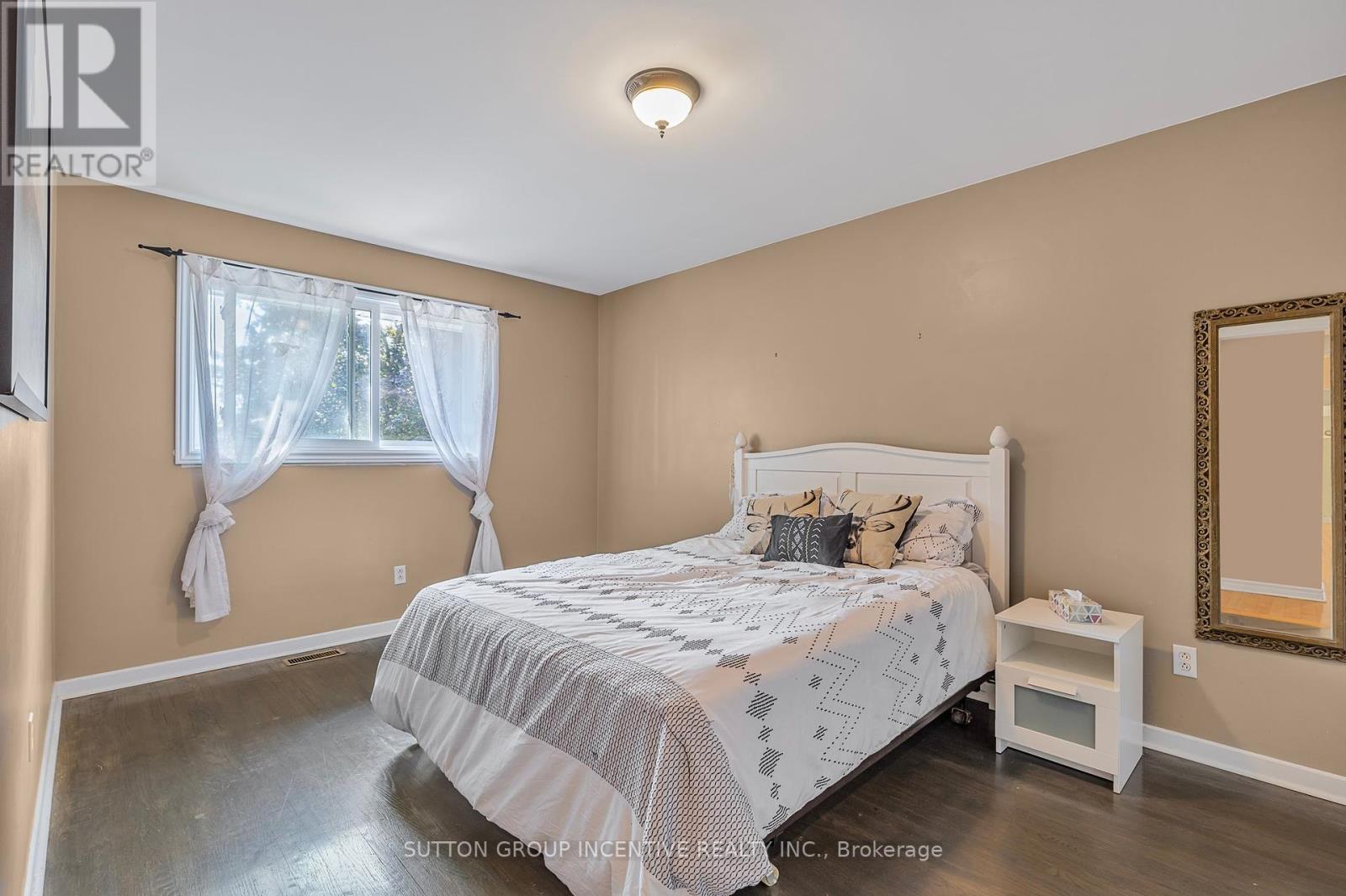 12 Roslyn Road Property Photo 15