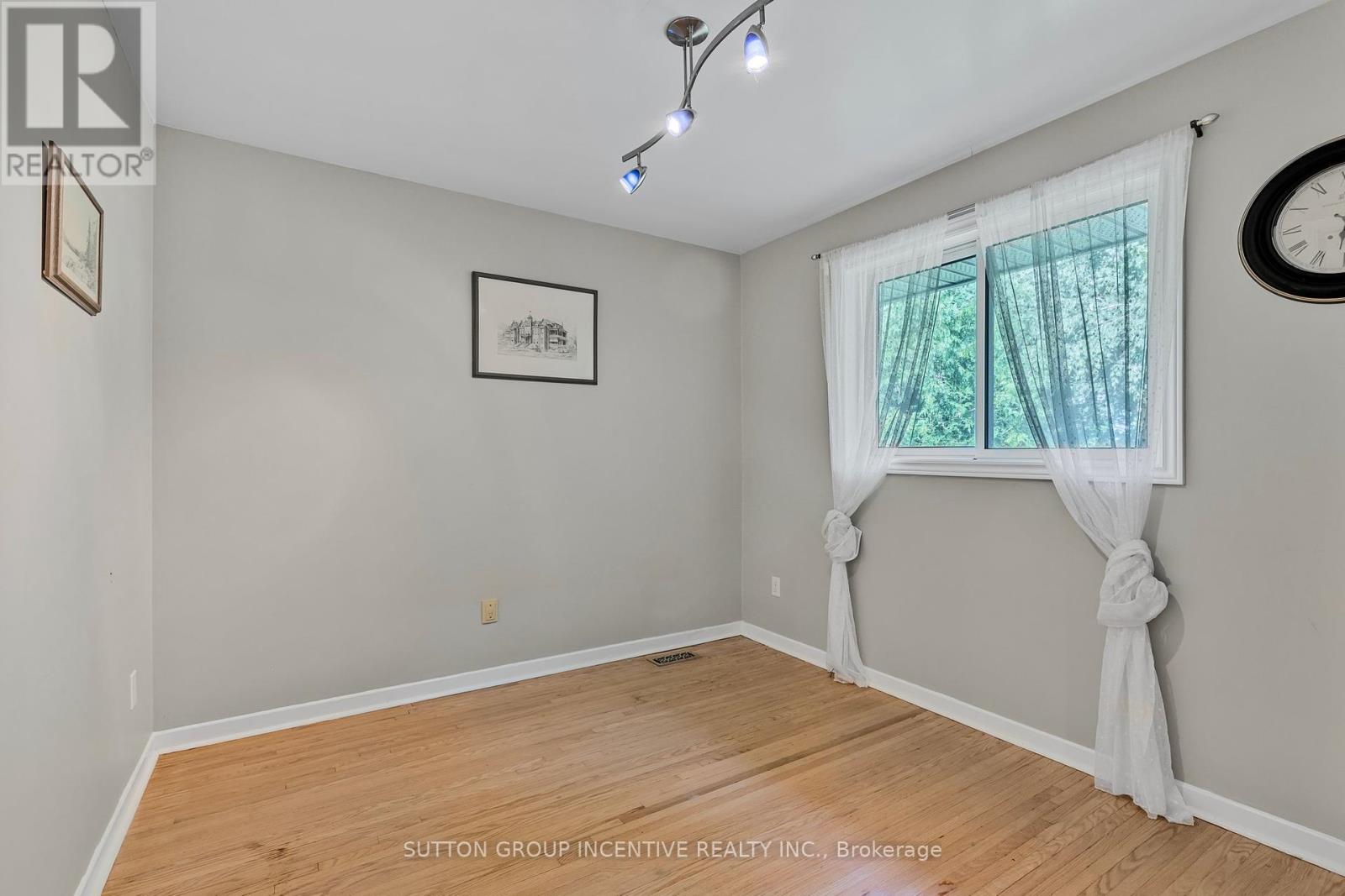 12 Roslyn Road Property Photo 16