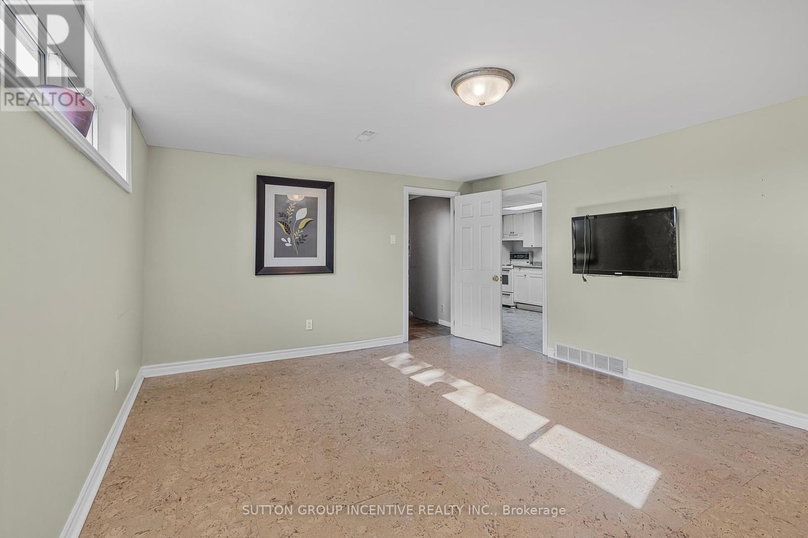 12 Roslyn Road Property Photo 21