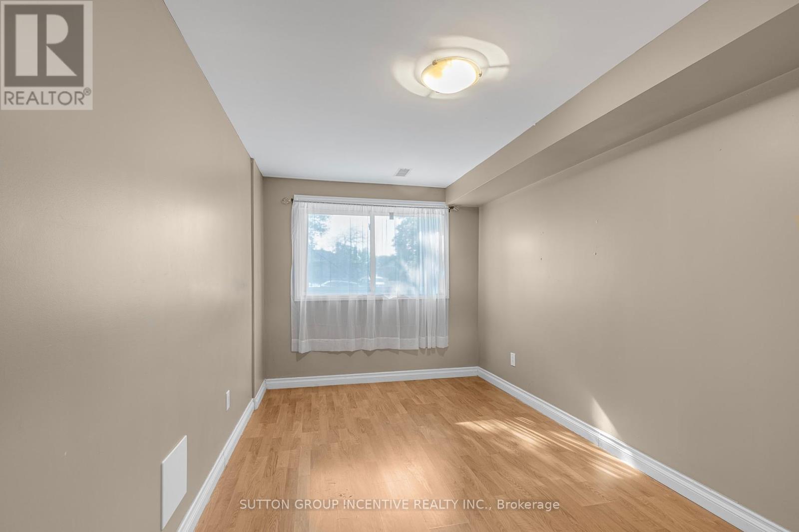 12 Roslyn Road Property Photo 23
