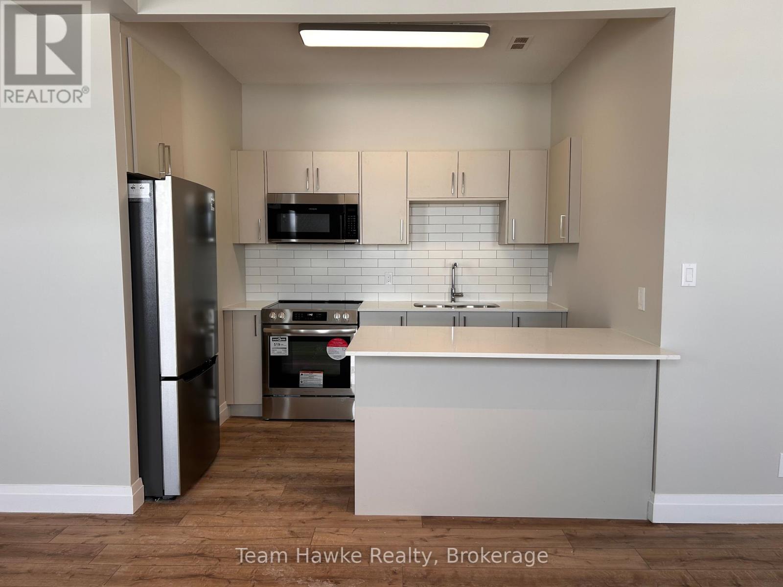 14 - 521 Bay Street Property Photo 3