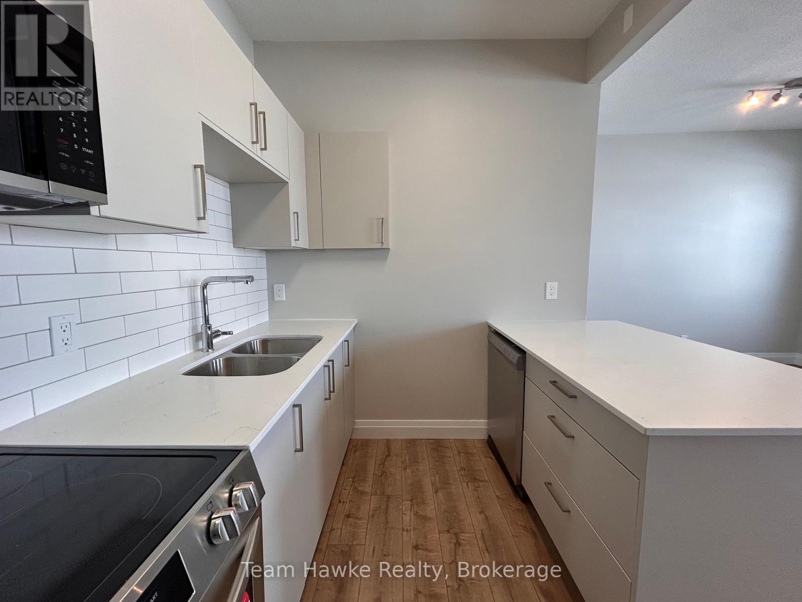 14 - 521 Bay Street Property Photo 6