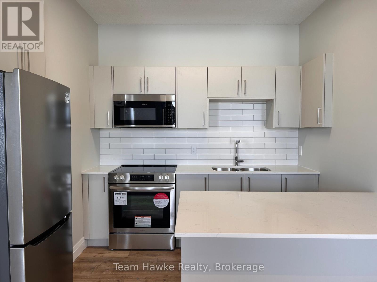 14 - 521 Bay Street Property Photo 3