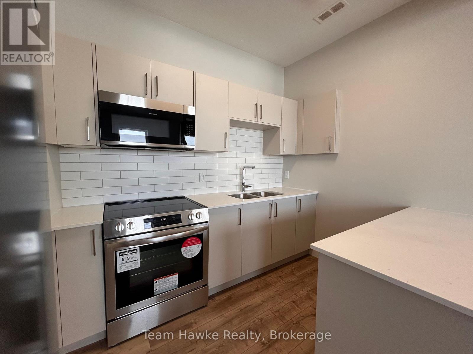 14 - 521 Bay Street Property Photo 4