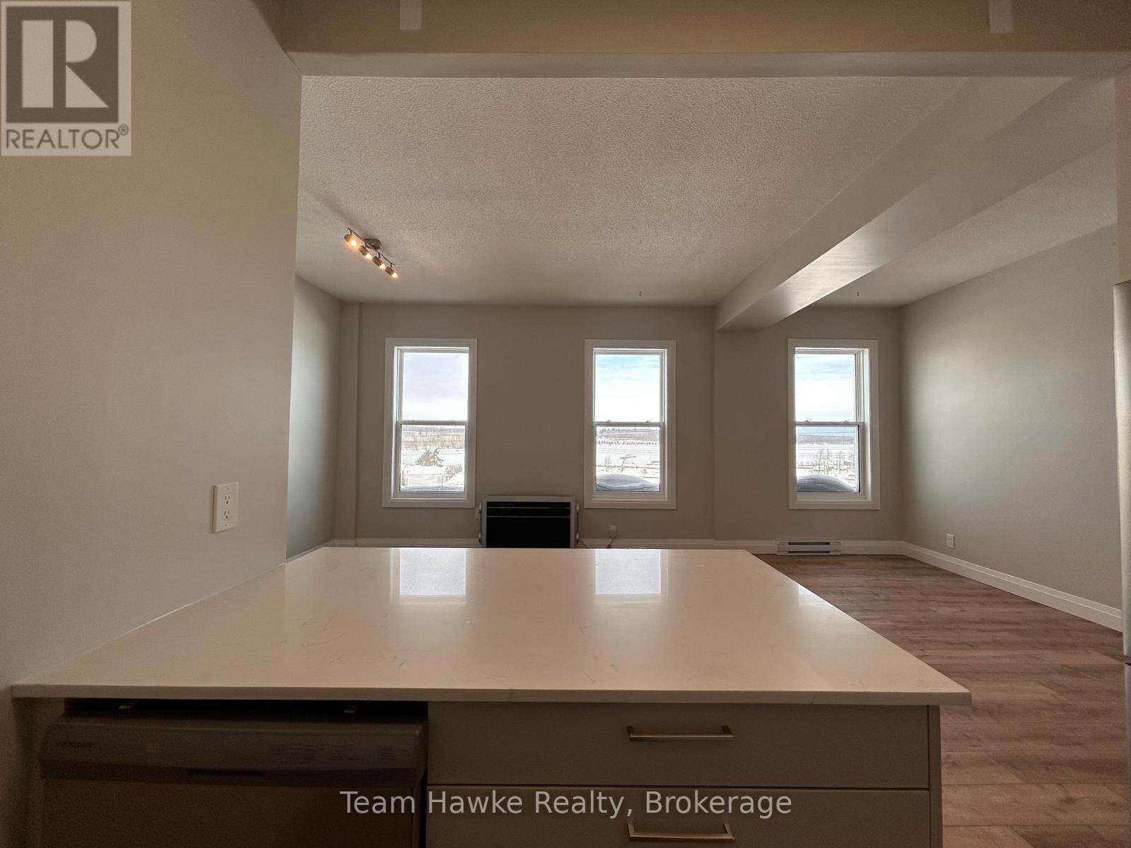 14 - 521 Bay Street Property Photo 7