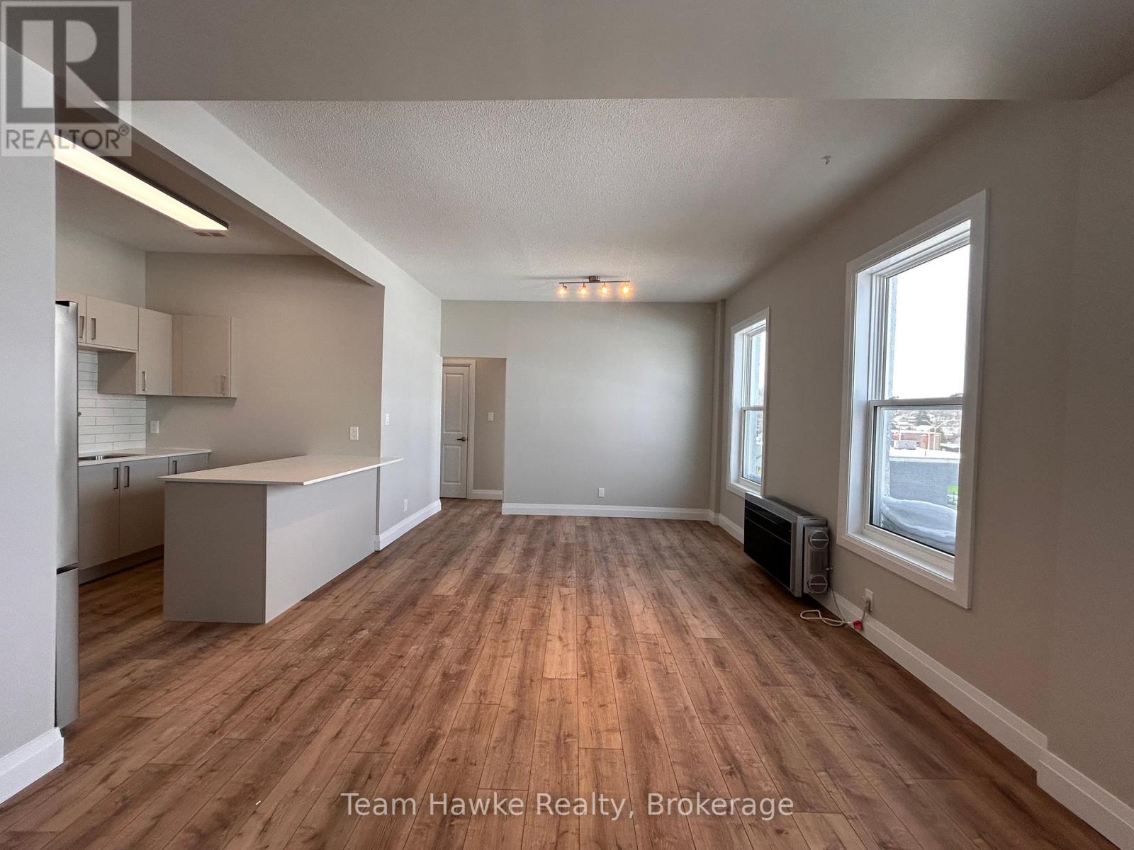 14 - 521 Bay Street Property Photo 8