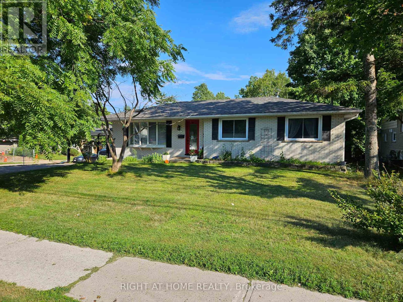 63 Cundles Road E Property Photo 1