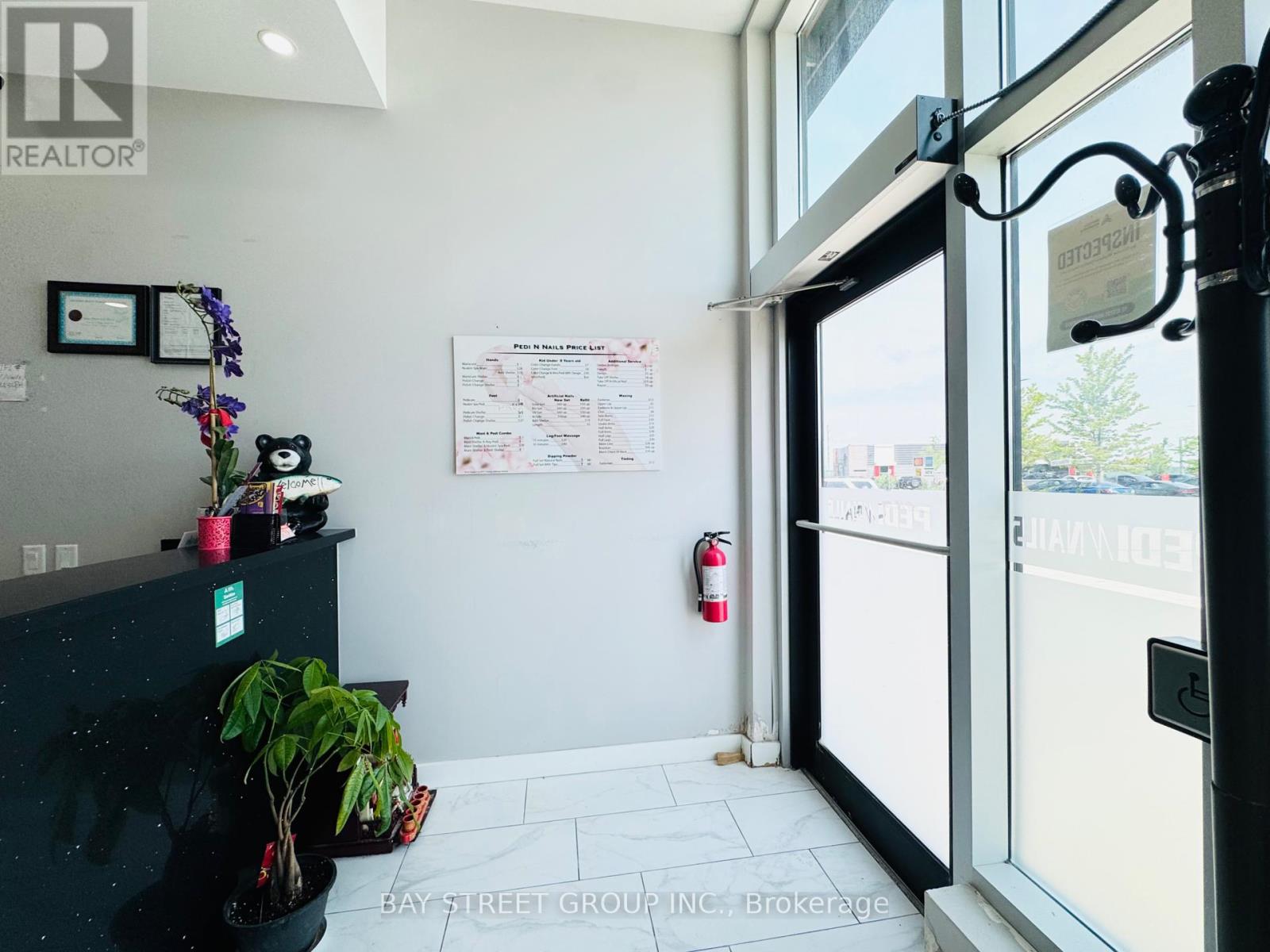 617 Cundles Road E Property Photo 4