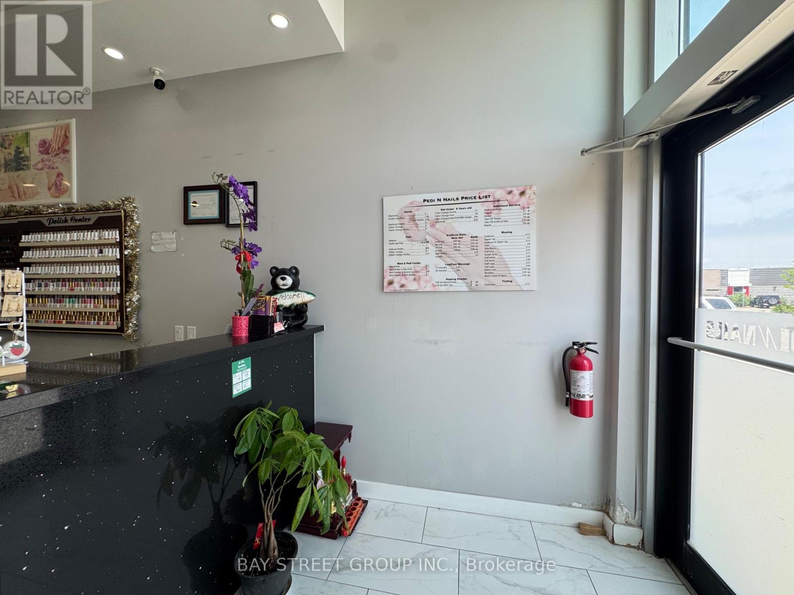 617 Cundles Road E Property Photo 9