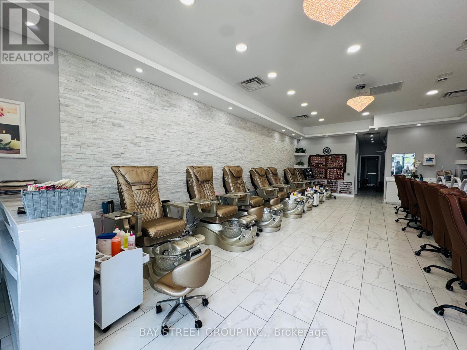 617 Cundles Road E Property Photo 15