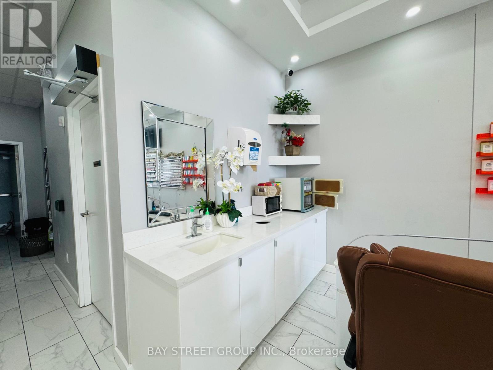 617 Cundles Road E Property Photo 18
