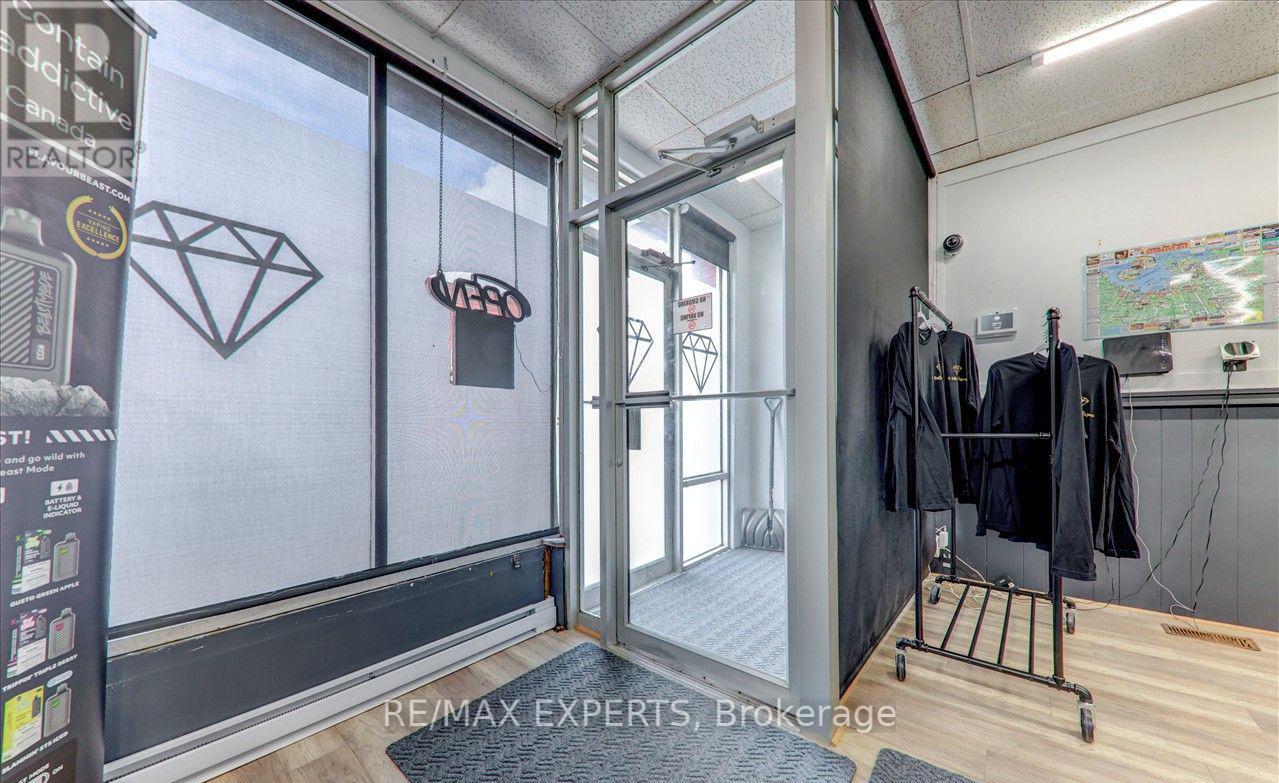 17 Queen Street W Property Photo 3