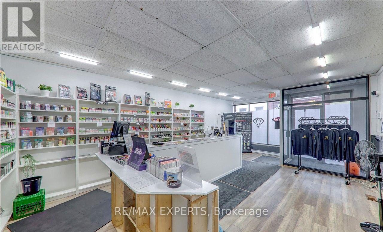 17 Queen Street W Property Photo 4