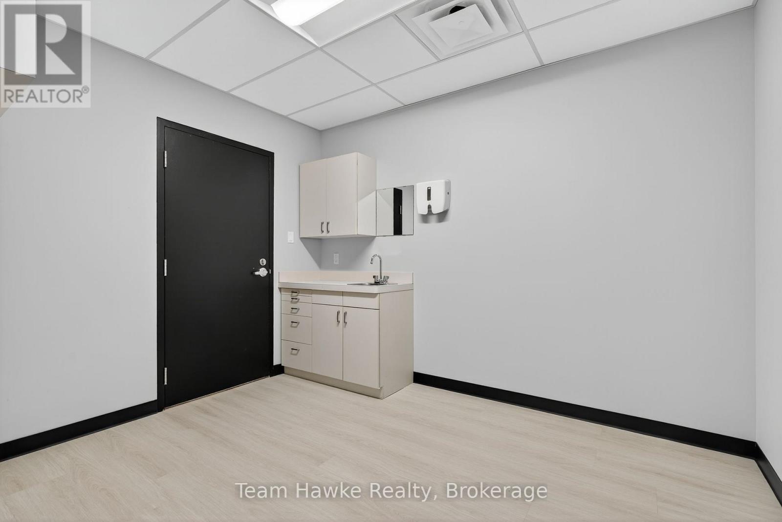 204 - 240 Penetanguishene Road Property Photo 17