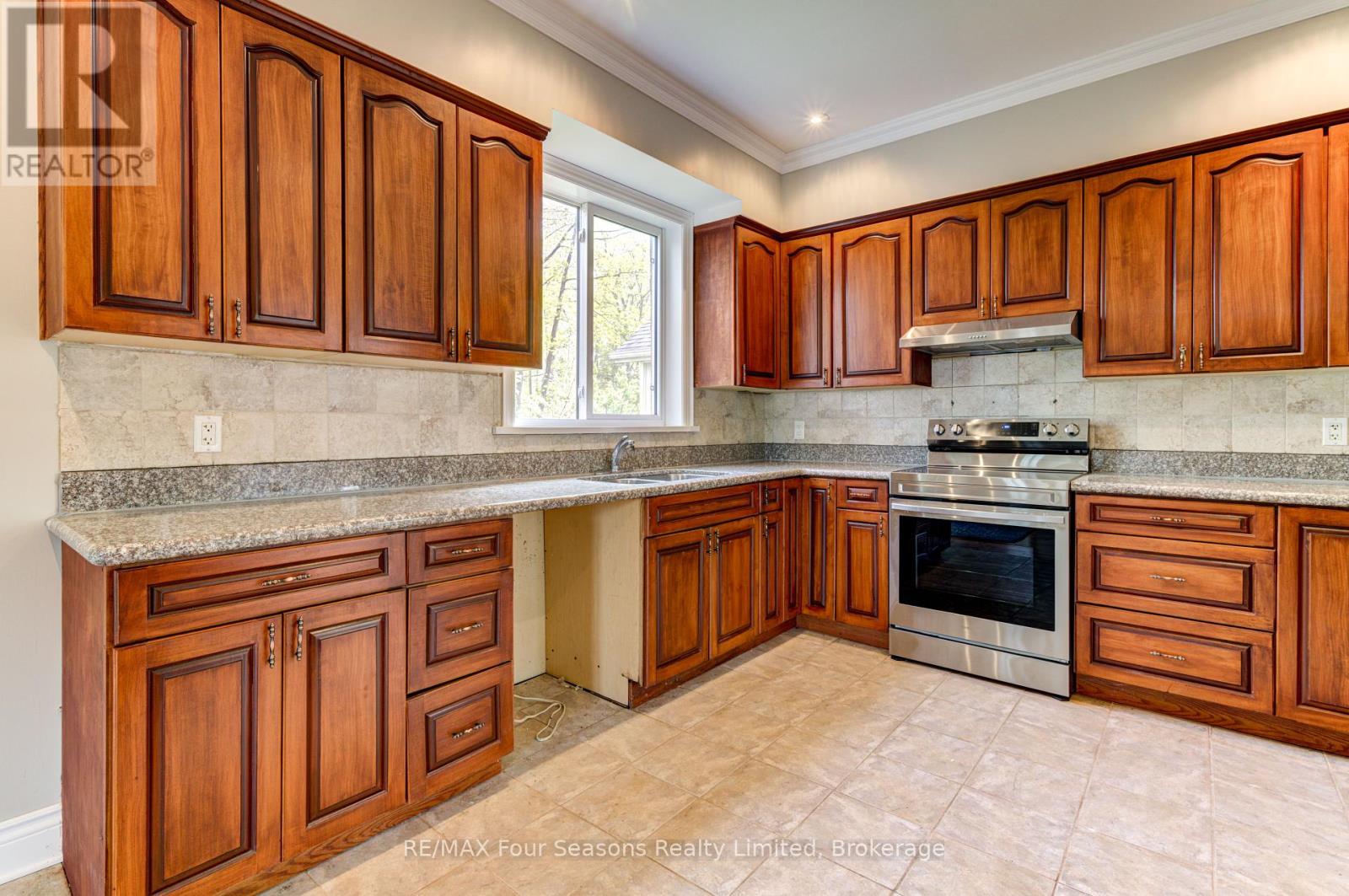 243 River Road E Property Photo 11