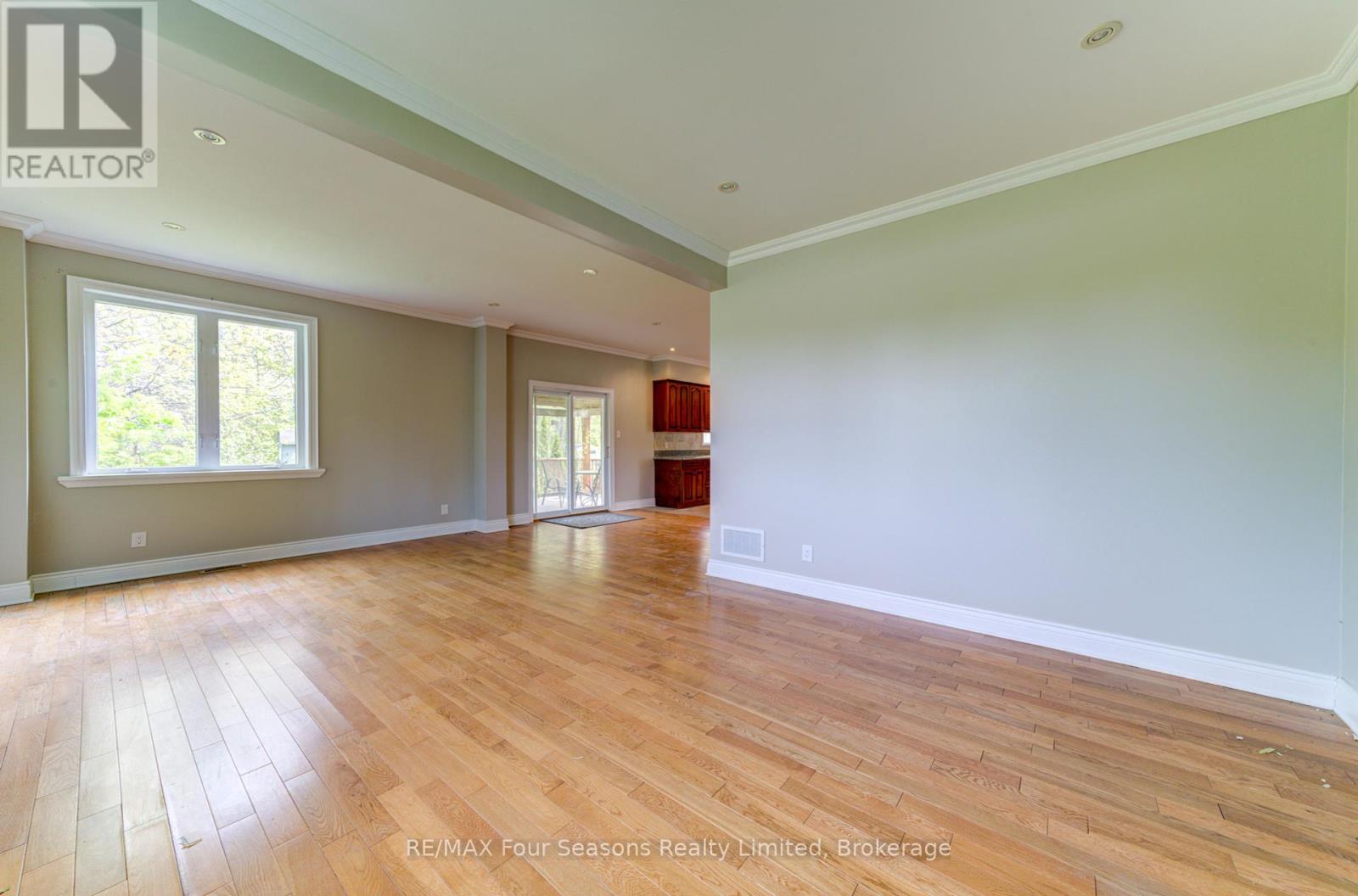 243 River Road E Property Photo 18