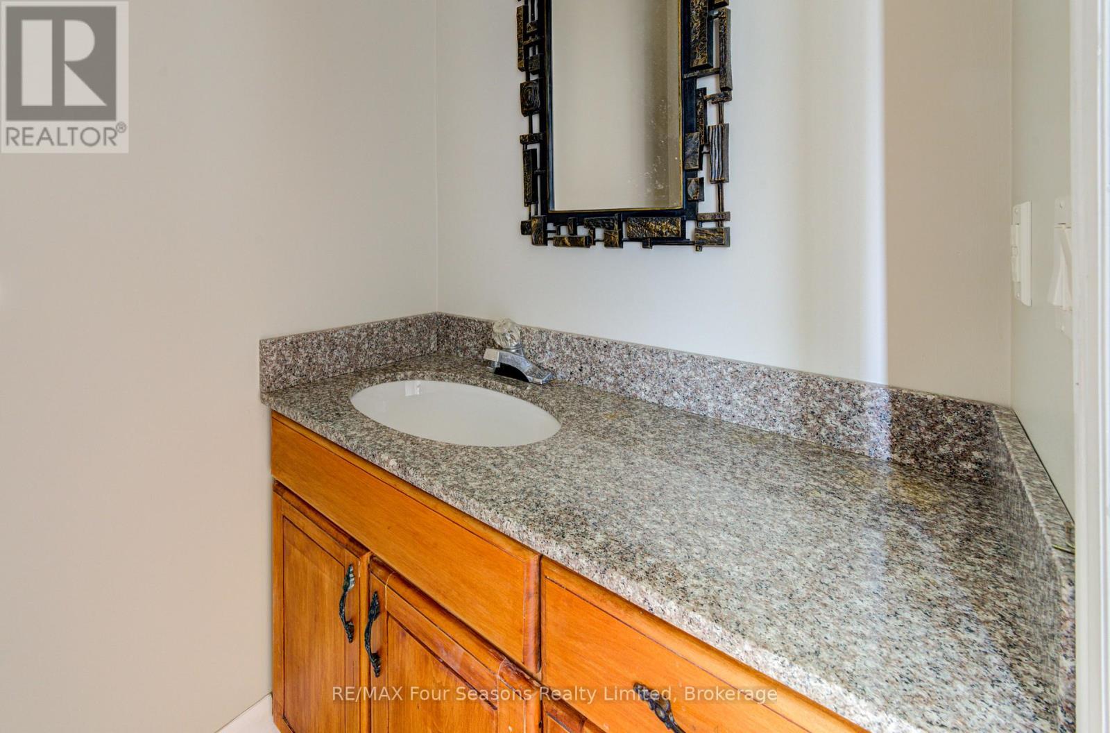 243 River Road E Property Photo 19