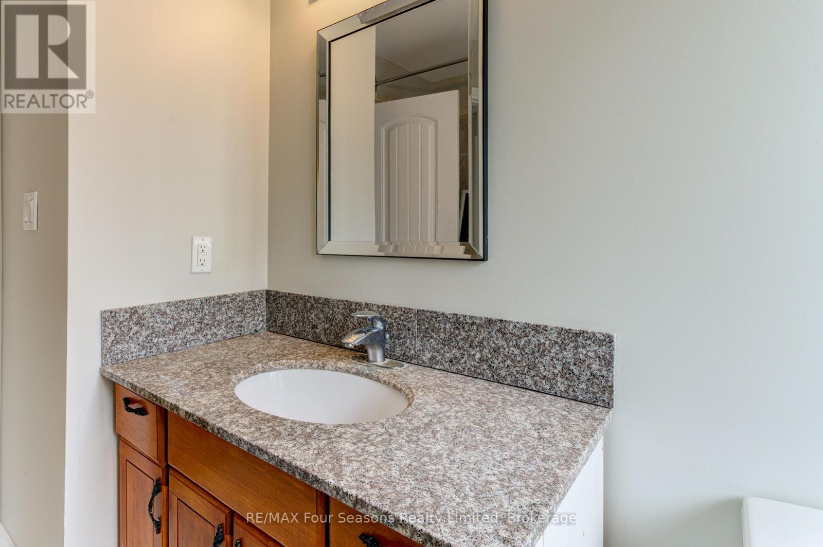 243 River Road E Property Photo 25