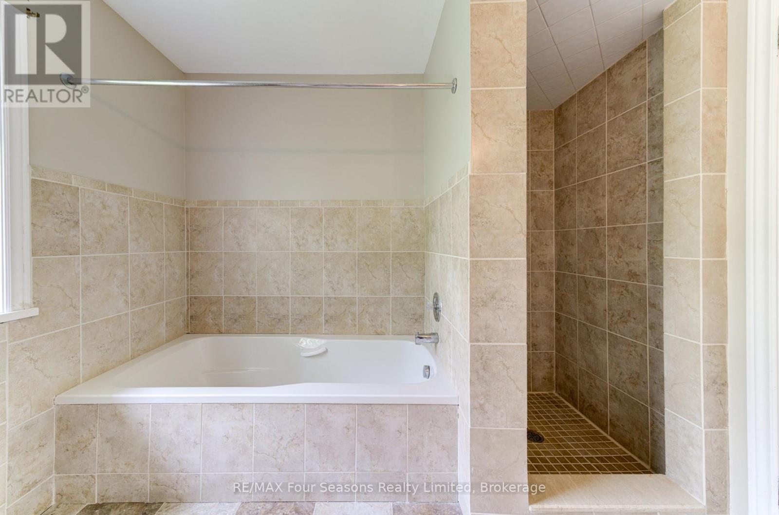 243 River Road E Property Photo 29