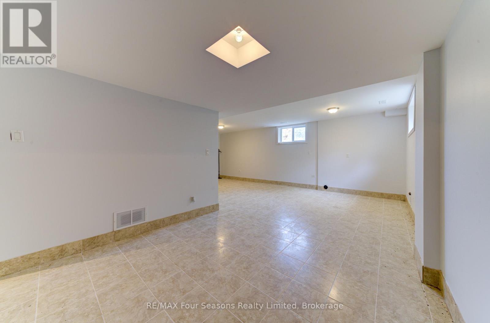 243 River Road E Property Photo 31