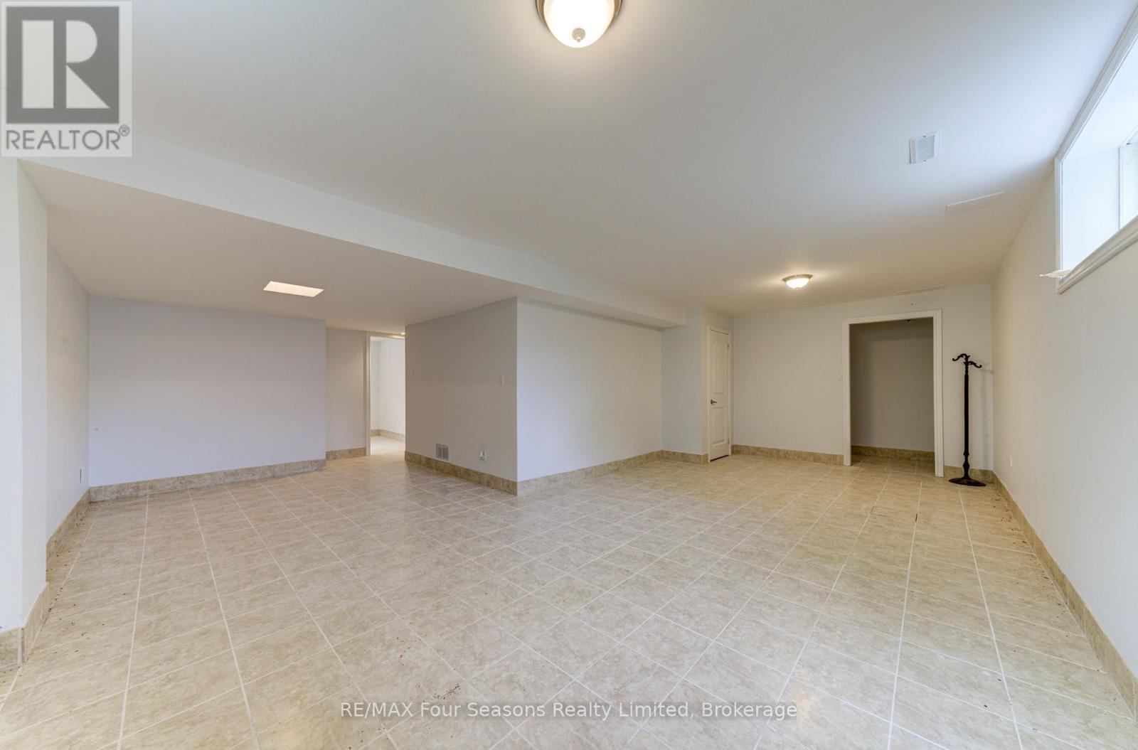 243 River Road E Property Photo 32