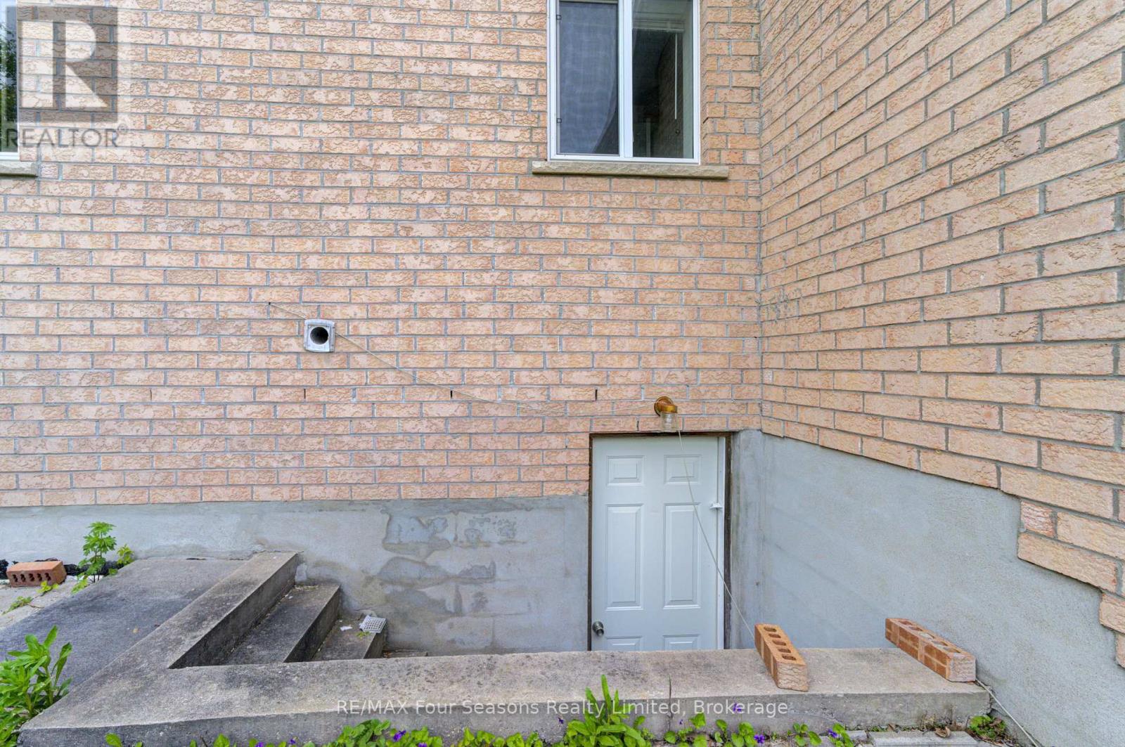 243 River Road E Property Photo 37