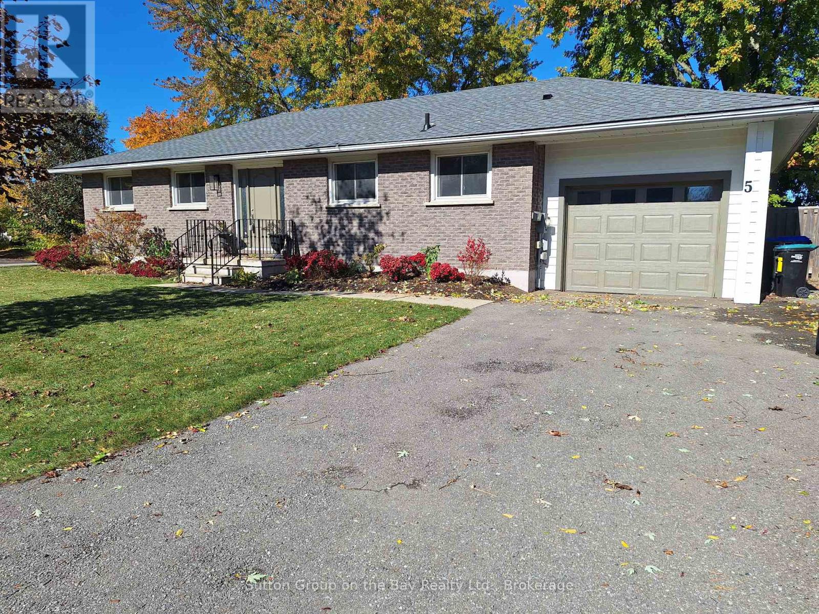 5 Brock Crescent Property Photo 1