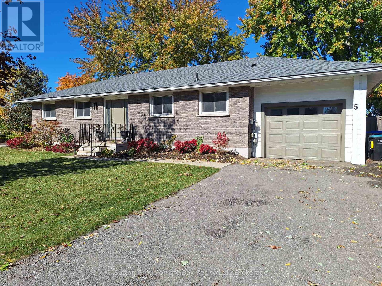 5 Brock Crescent Property Photo 2