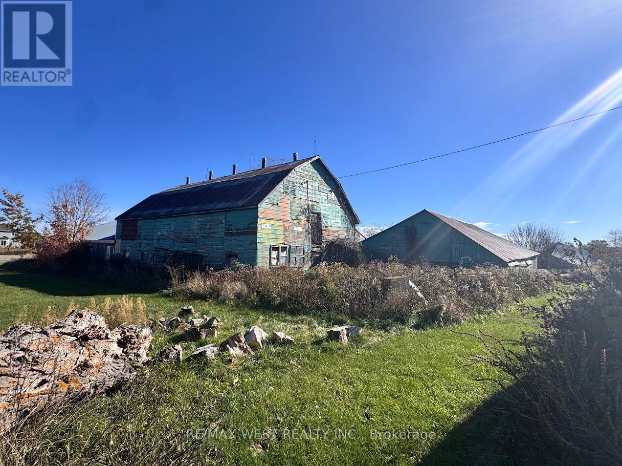 211 Queen Street W Property Photo 7
