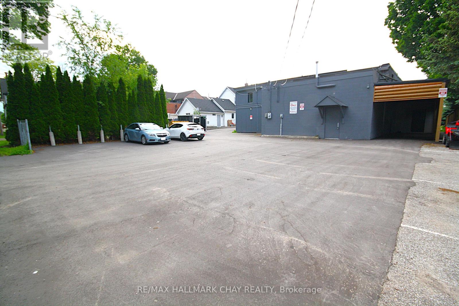58 Queen St Street W Property Photo 4