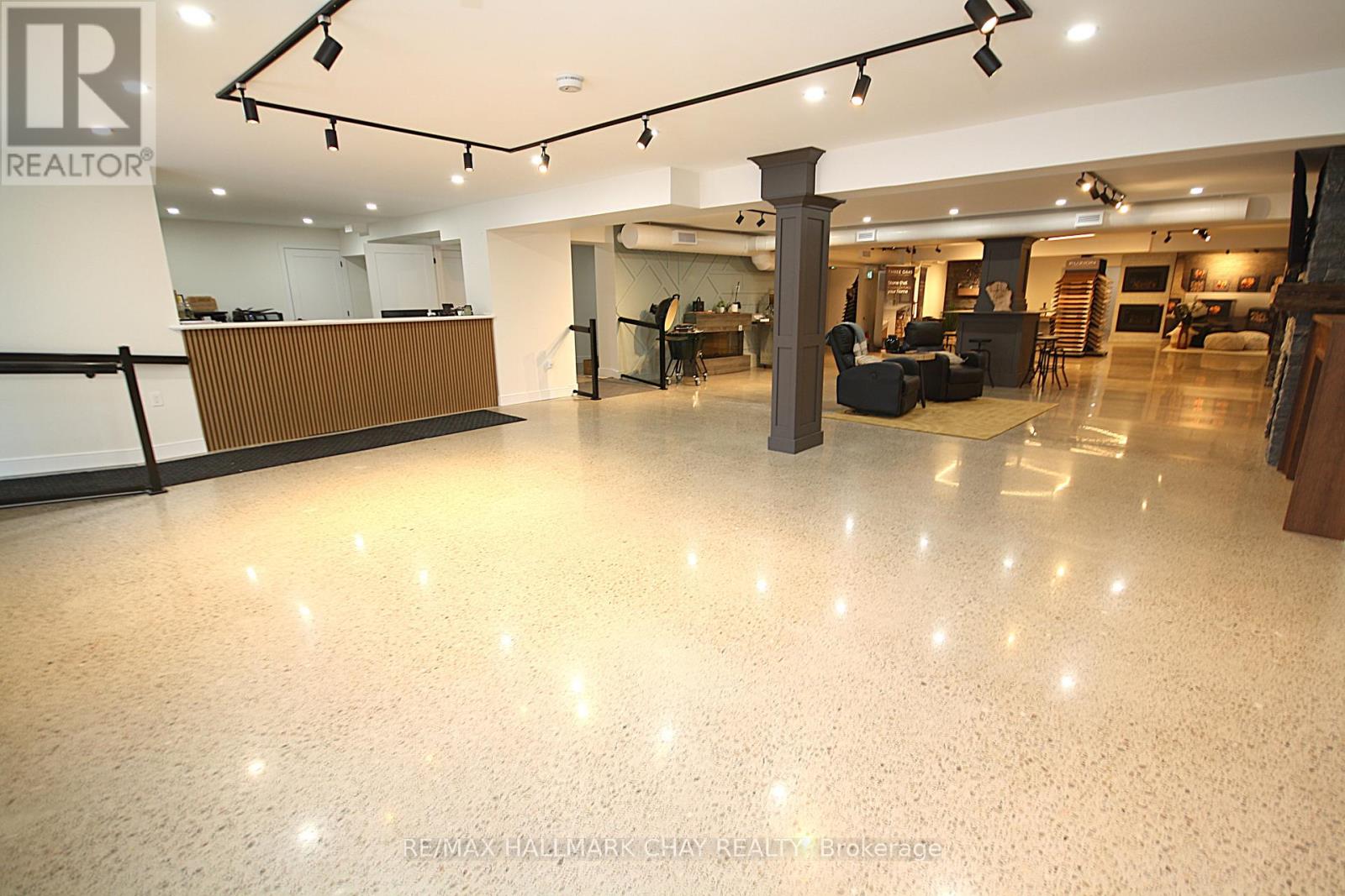 58 Queen St Street W Property Photo 5