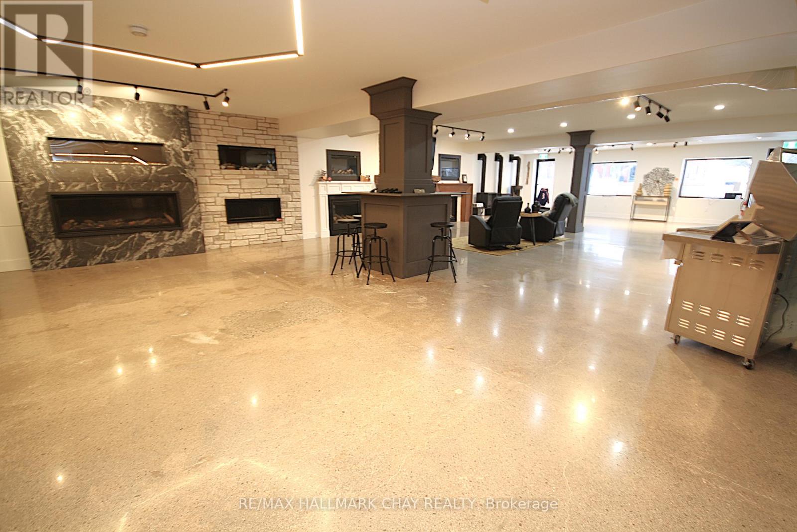 58 Queen St Street W Property Photo 6