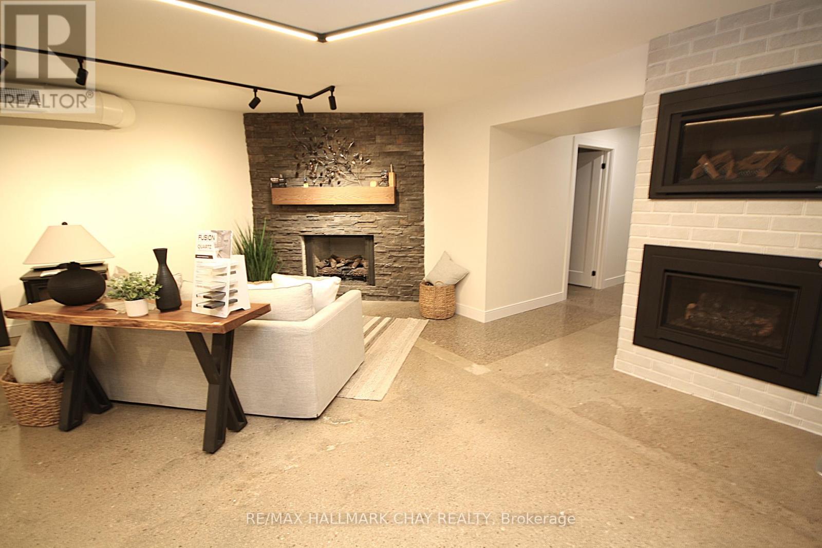 58 Queen St Street W Property Photo 8