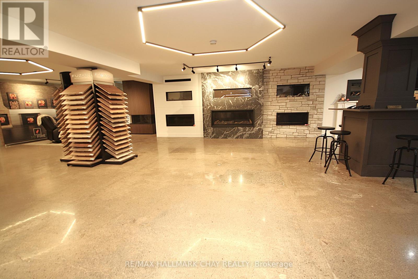 58 Queen St Street W Property Photo 9