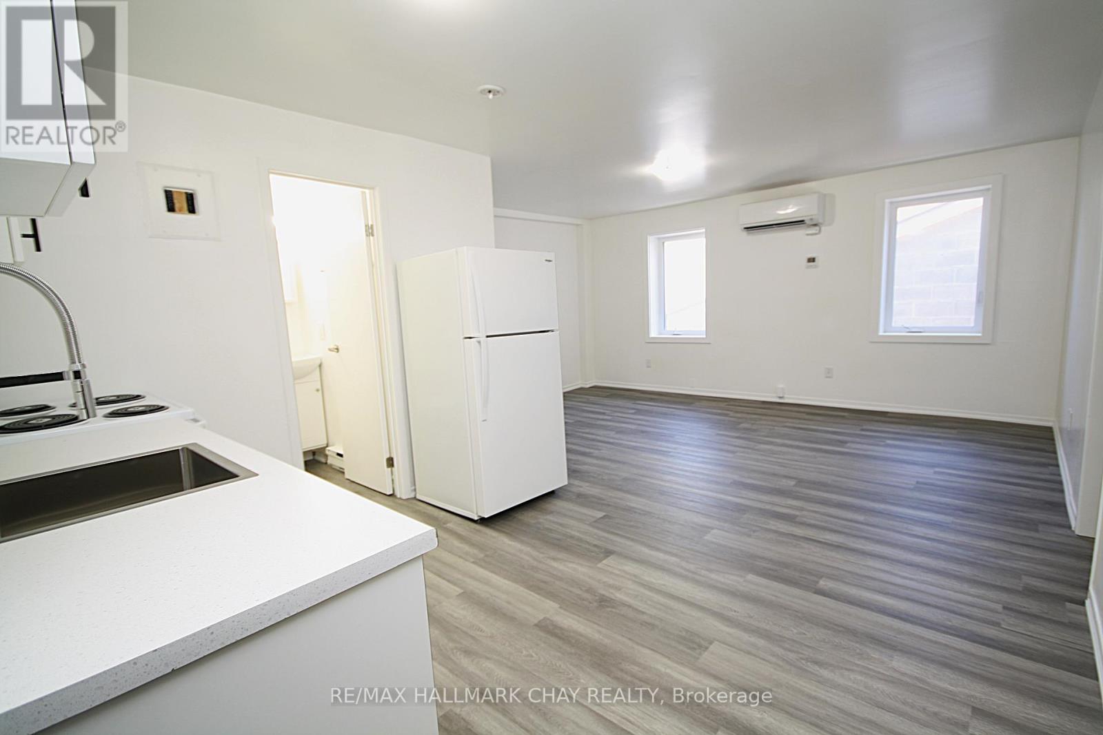 58 Queen St Street W Property Photo 11