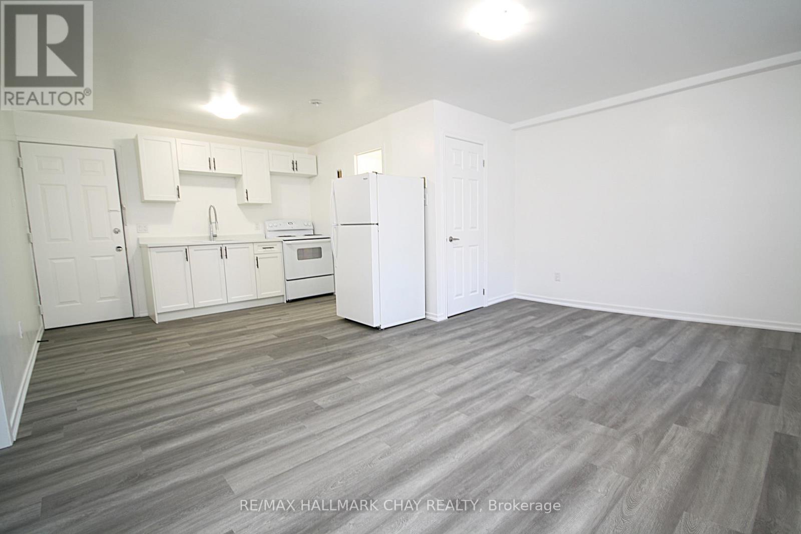 58 Queen St Street W Property Photo 12