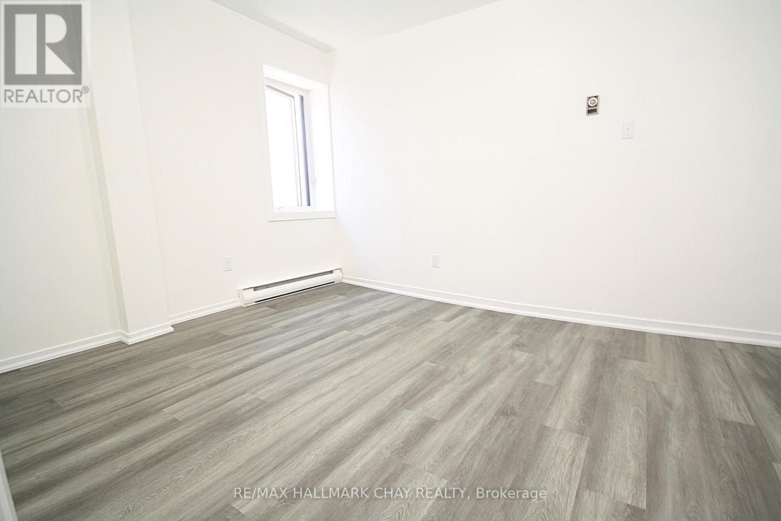 58 Queen St Street W Property Photo 13